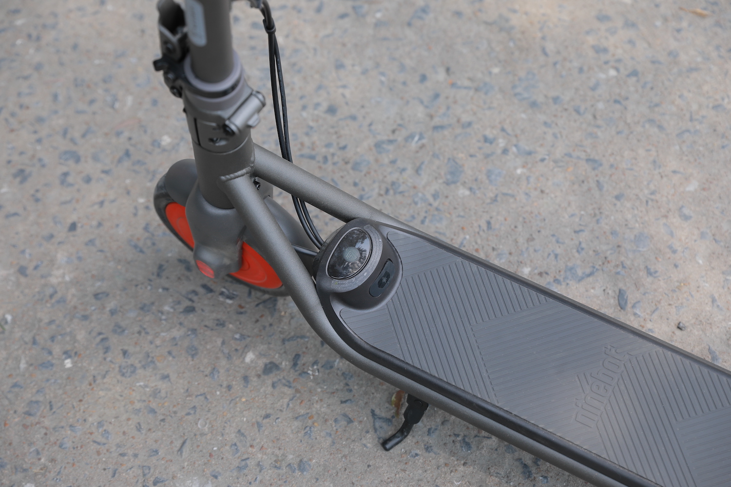 Ninebot eKickScooter ZING C20_Lifestyle pictures_Charging point on footboard